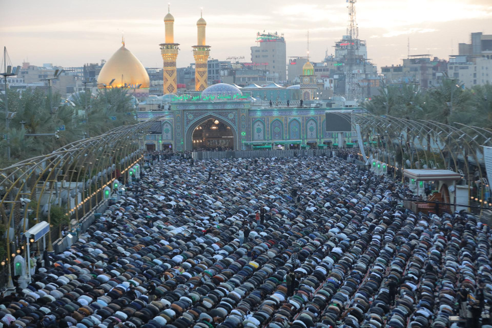 آلاف المصلين يؤدون صلاة عيد الفطر في كربلاء المقدسة (صور)