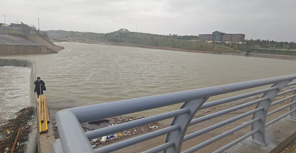 سد كسنزان في اربيل يبلغ طاقته القصوى ويبدأ بتصريف المياه الزائدة