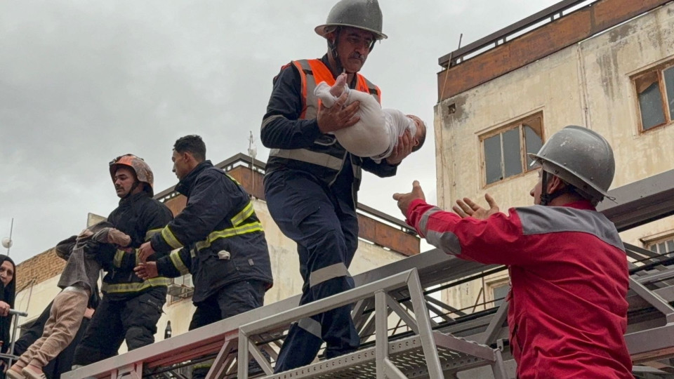 الدفاع المدني في كربلاء ينقذ عوائل من انهيار جزئي لشقق سكنية بمنطقة "الجاهز" وسط أمطار غزيرة (صور)