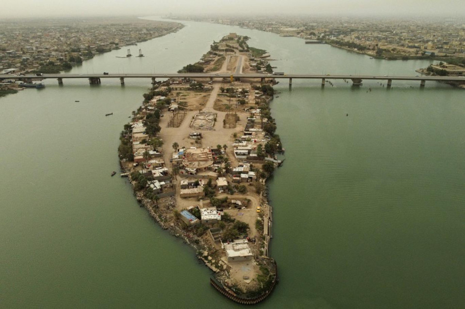 دوي انفجارات مجهولة تهز البصرة.. وأنباء عن استهداف صاروخي لمواقع حدودية