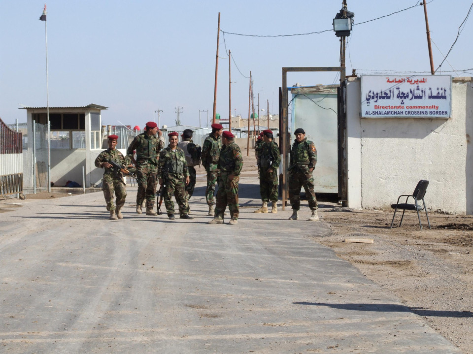 طهران تعلّق حركة التبادل التجاري في منفذ "الشلامجة" مع العراق إثر قصف صاروخي