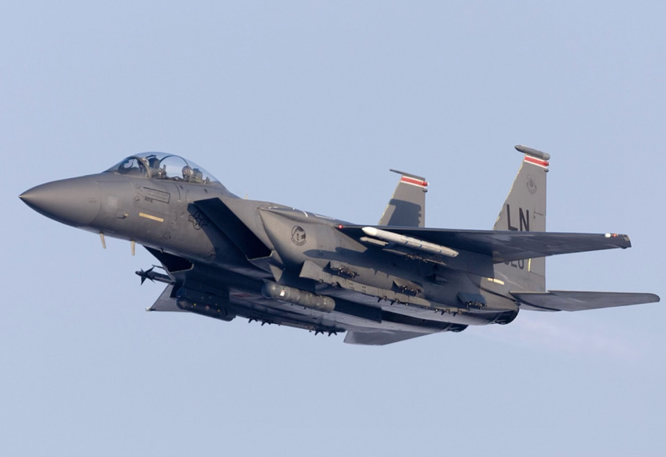 صحيفة بريطانية: مصير طيار المقاتلة الأمريكية المفقود قد يغير مسار الحرب في إيران وهناك “سيناريو خطير”