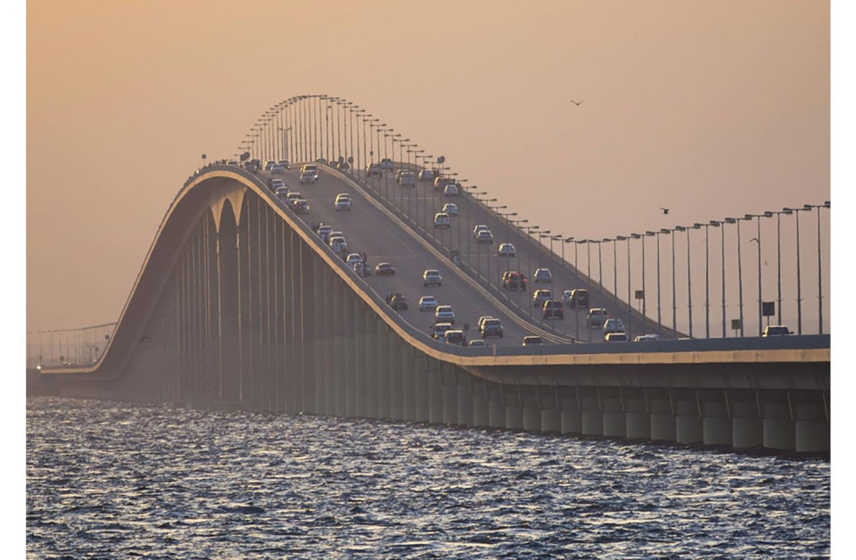 السعودية تغلق جسر الملك فهد احترازياً بعد تنبيهات أمنية