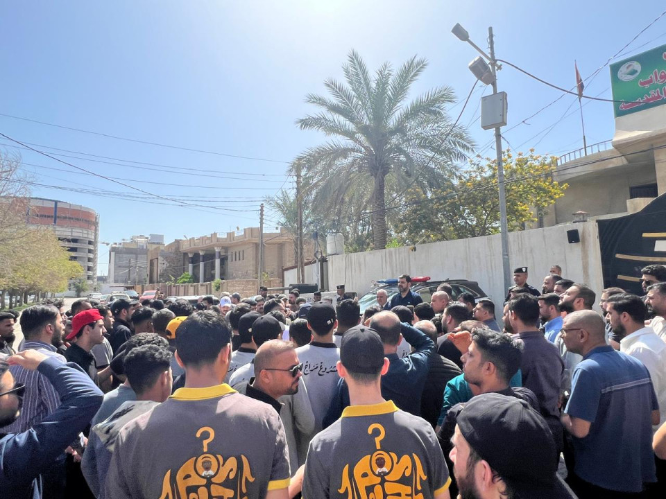 أصحاب المطاعم والمقاهي في كربلاء يتظاهرون أمام مكتب مجلس النواب ويتهمون أطرافاً سياسية بتعطيل توزيع الغاز