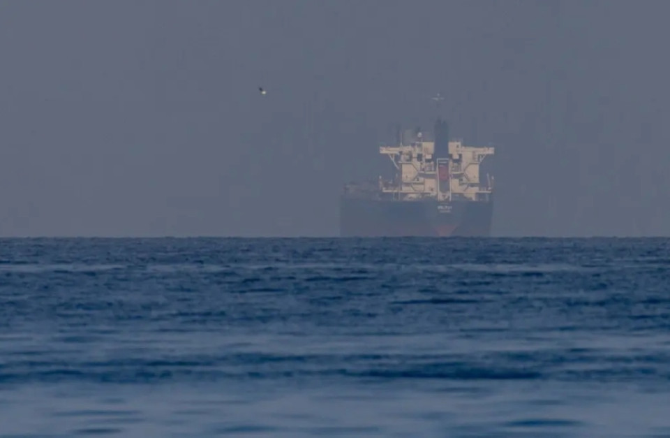 ناقلة نفط إيرانية تتحدى العقوبات وتعبر هرمز دون مضايقة