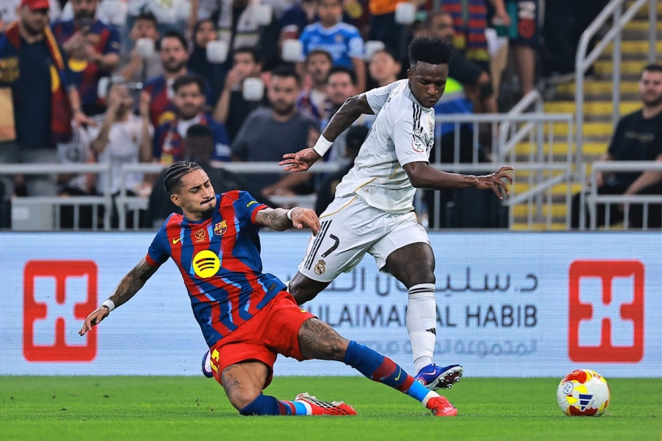 أهمها كلاسيكو الأرض.. مواجهات من العيار الثقيل تشعل ملاعب العالم اليوم