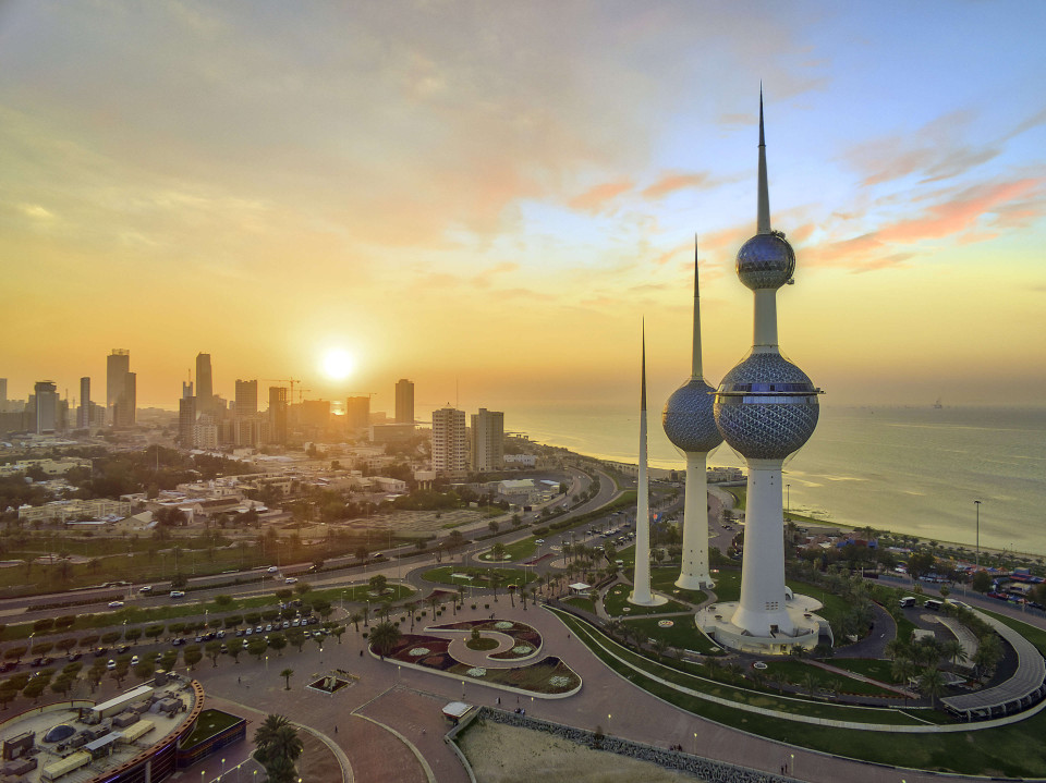 الكويت وقطر.. هجوم بمسيرات واستهداف سفينة