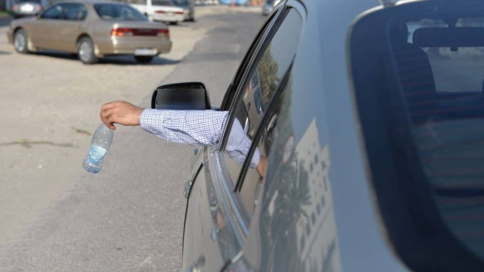 غرامة 40 ألف دينار على رمي النفايات من المركبة في كردستان العراق