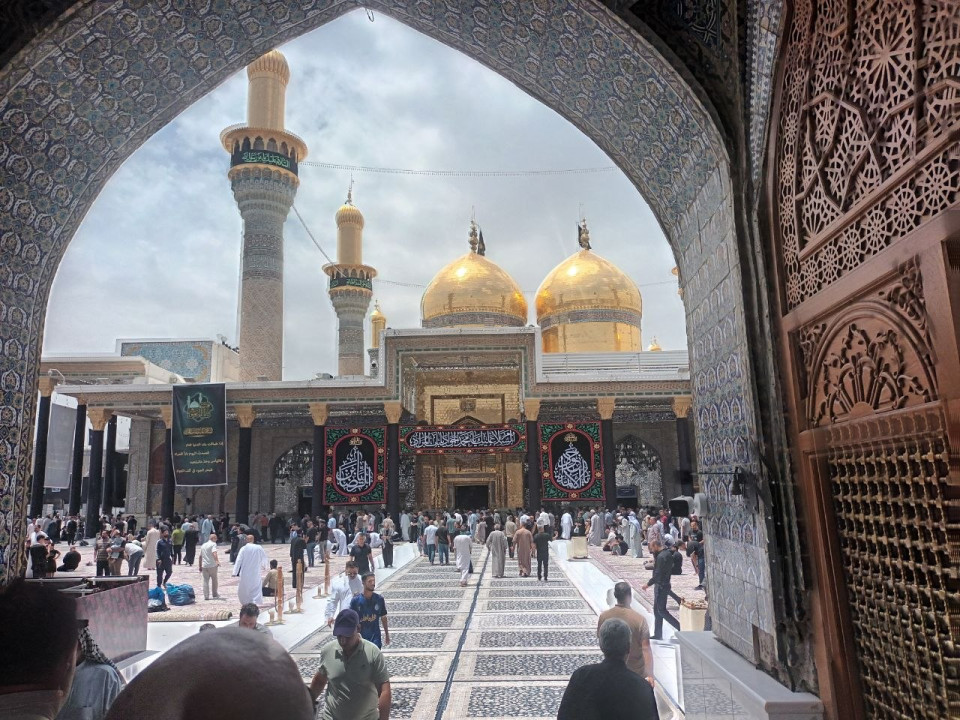 في ذكرى استشهاد الامام الجواد(عليه السلام) :مواكب المحافظات تقدم خدماتها للزائرين في مدينة الكاظمية المقدسة