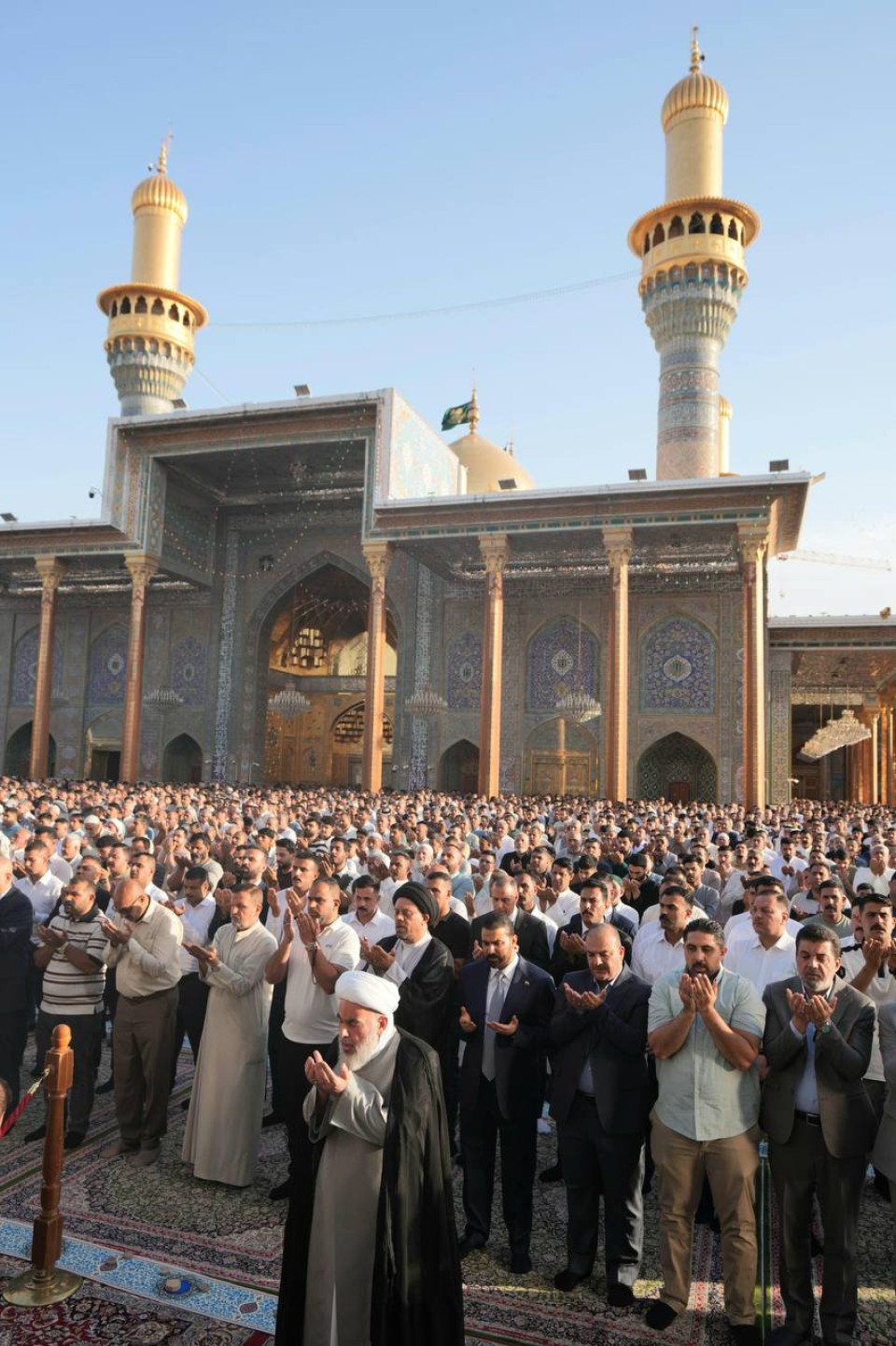 صور.. الزيدي يؤدي صلاة العيد في الصحن الكاظمي الشريف