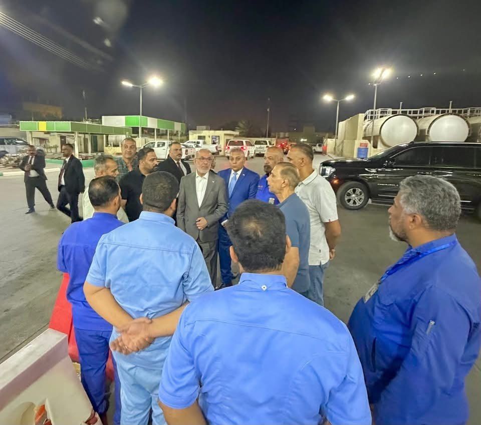 وزير النفط يجري زيارة ميدانية مفاجئة الى عدد من محطات الوقود في بغداد