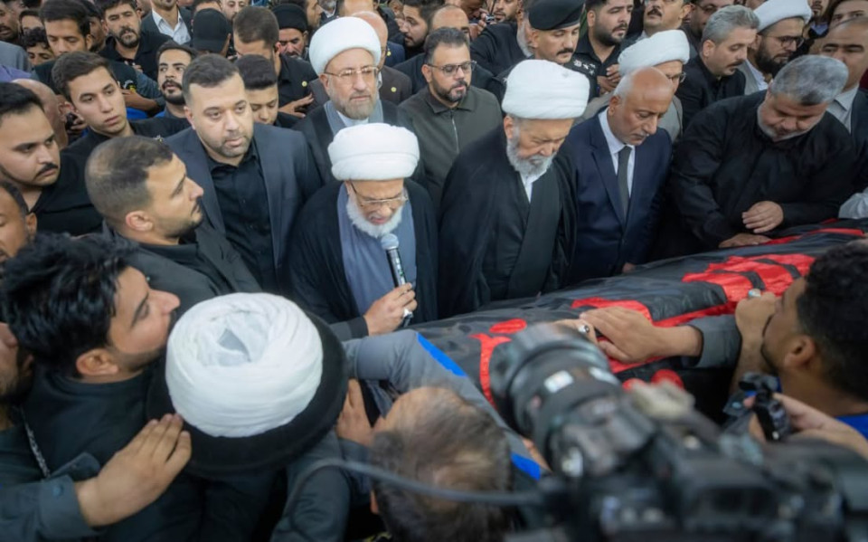ممثل المرجع السيستاني يصلي على جثمان المرجع الفياض في العتبة الحسينية المطهرة