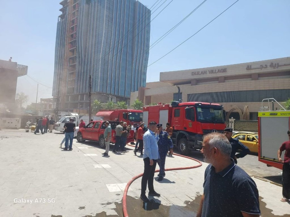 الدفاع المدني يخمد حريقاً في الكرادة وينقذ ثلاثة مصابين