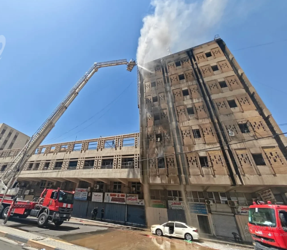 الدفاع المدني: السيطرة على حريق في بناية ببغداد وإنقاذ عوائل محاصرة