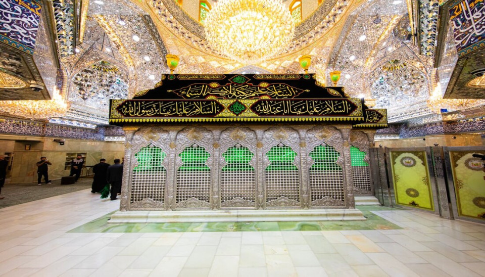 العتبة الحسينية تستبدل كسوة ضريح الإمام الحسين (عليه السلام ) الى السوداء ايذانا بحلول شهر محرم الحرام بحضور أمينها العام