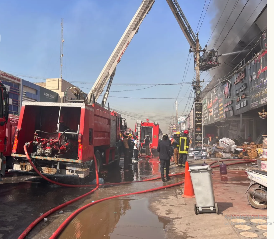 السيطرة على حريق اندلع في مجمع تجاري بالكرادة