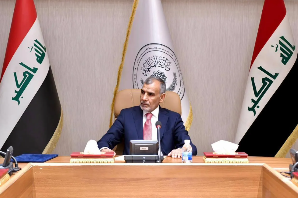 وزير المالية يوجه بمنح العلاوات والترفيعات المستحقة لموظفي الدولة
