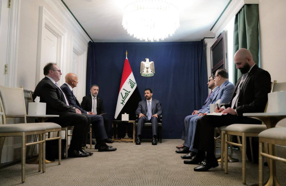 الزيدي ومبعوث ترامب يؤكدان أهمية دعم الجهود الرامية إلى تعزيز الأمن والاستقرار بالمنطقة