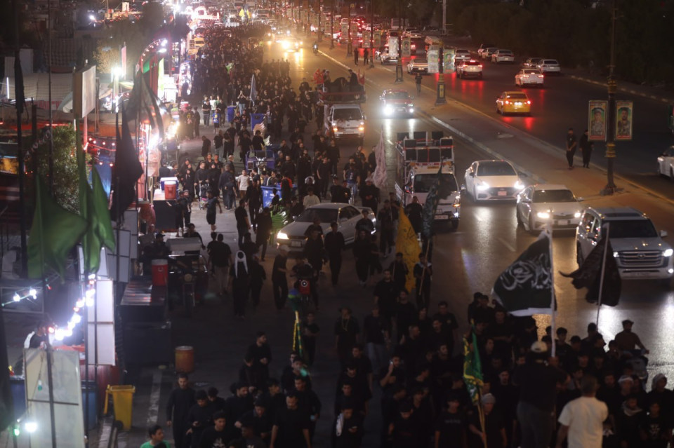 صاحبتها تدابير امنية وجهود بلدية.. انطلاق حشود الزائرين من البصرة الى كربلاء سيرا على الاقدام(صور)