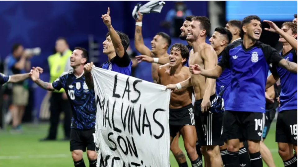 الحكومة البريطانية تطالب بالتحقيق مع منتخب الأرجنتين
