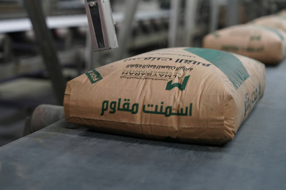العراق يبدأ بتصدير 7500 طن من السمنت شهرياً إلى سوريا (صور)