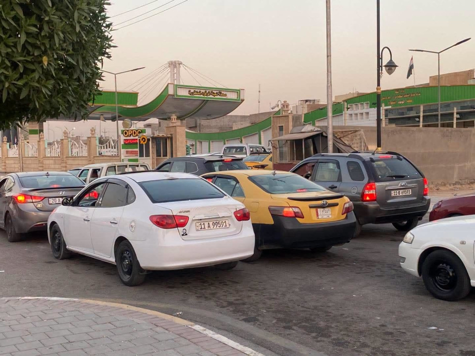 أزمة الوقود تدخل أسبوعها الثاني وسط وعود حكومية باحتواء الشح واقتراب وصول الشحنات