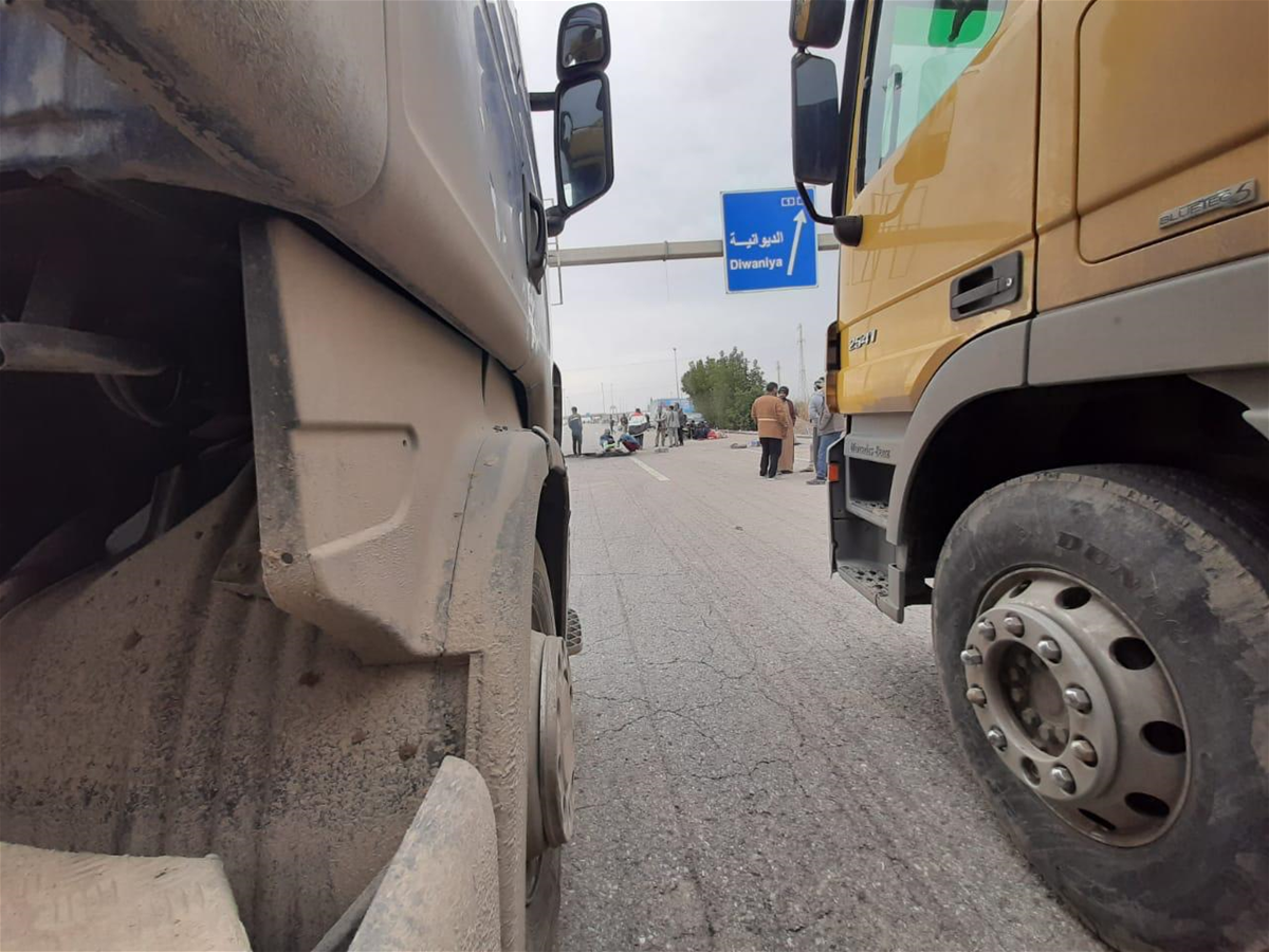 محتجون يقطعون الطريق الدولي السريع في الديوانية