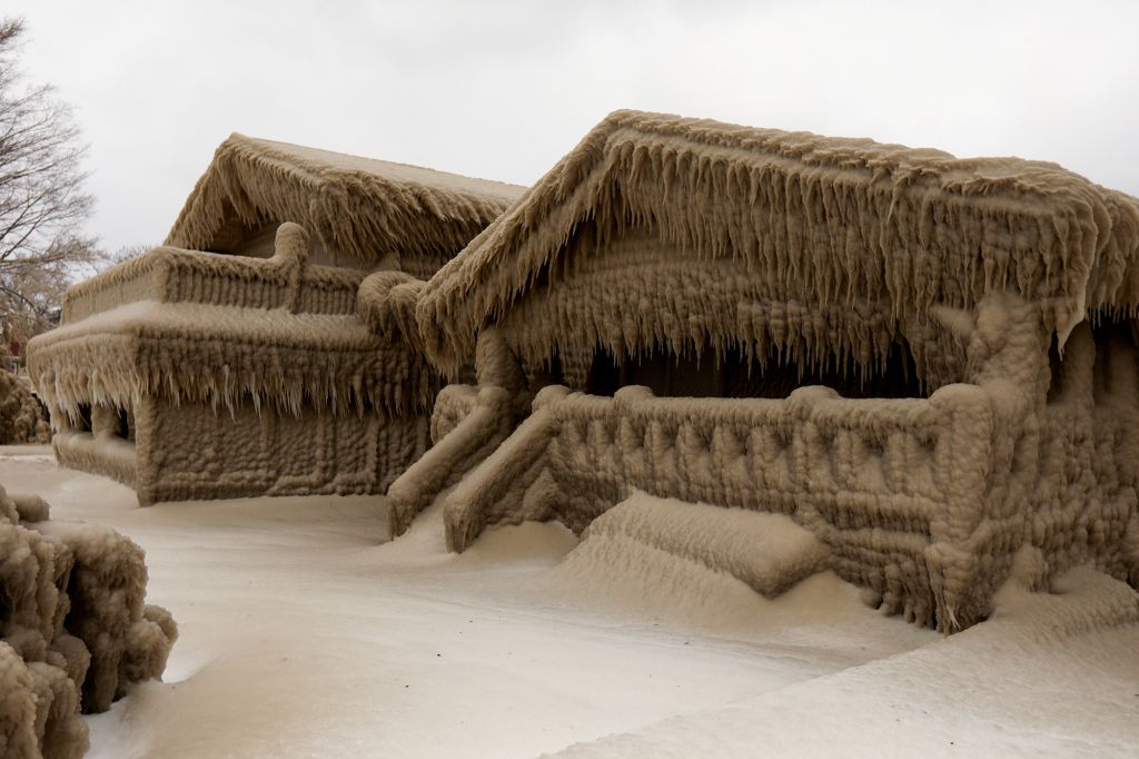 بعد العاصفة الثلجية.. منازل "متجمدة ومرعبة" في نيويورك (فيديو)