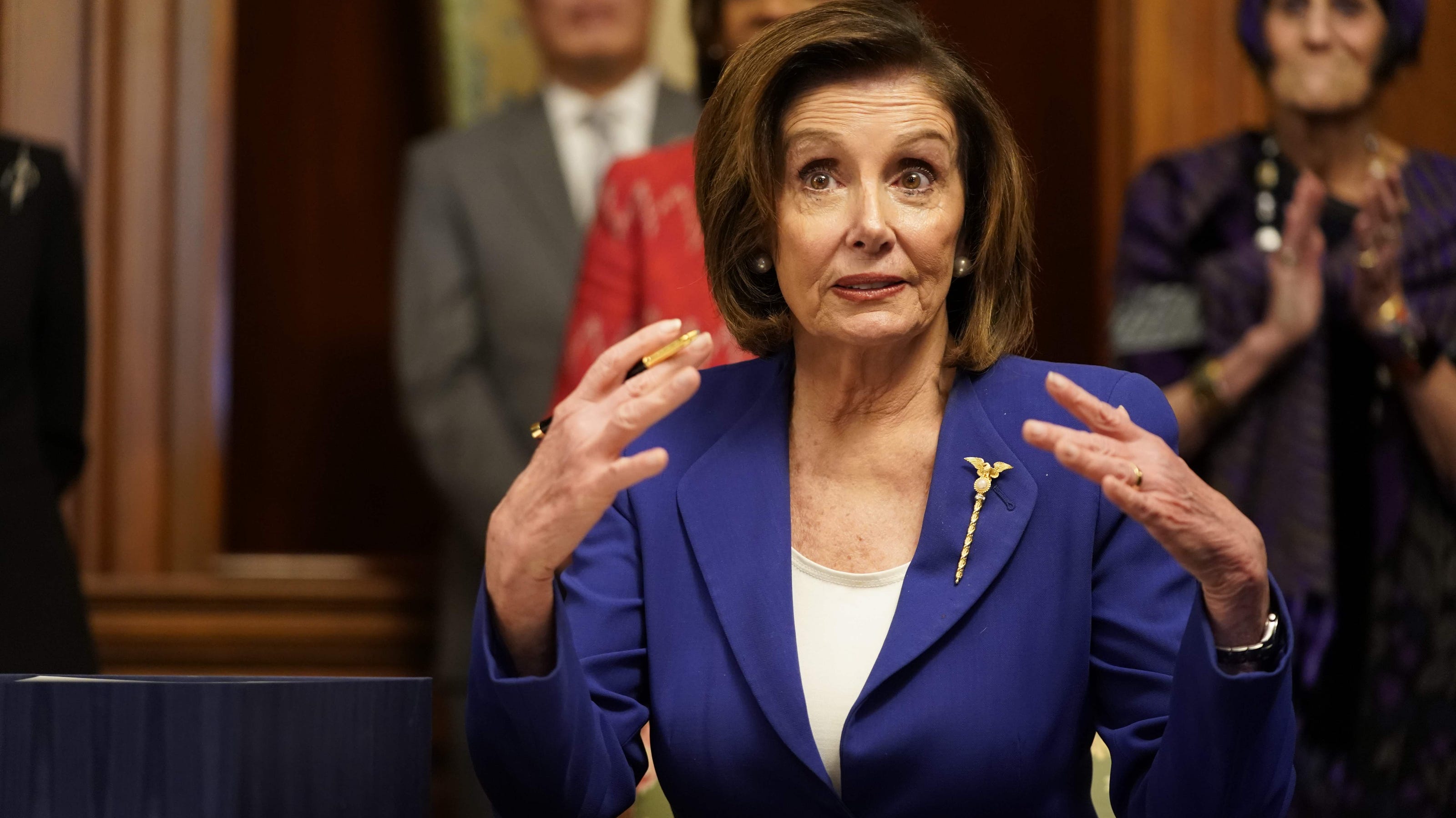 بيلوسي: تقاعس ترامب يكلف الأميركيين حياتهم