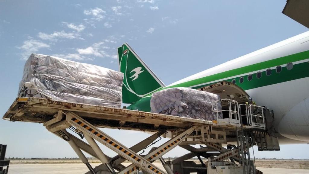 بالصور.. طائرة عراقية تحط في مطار بغداد محملة بشحنة طبية من الصين