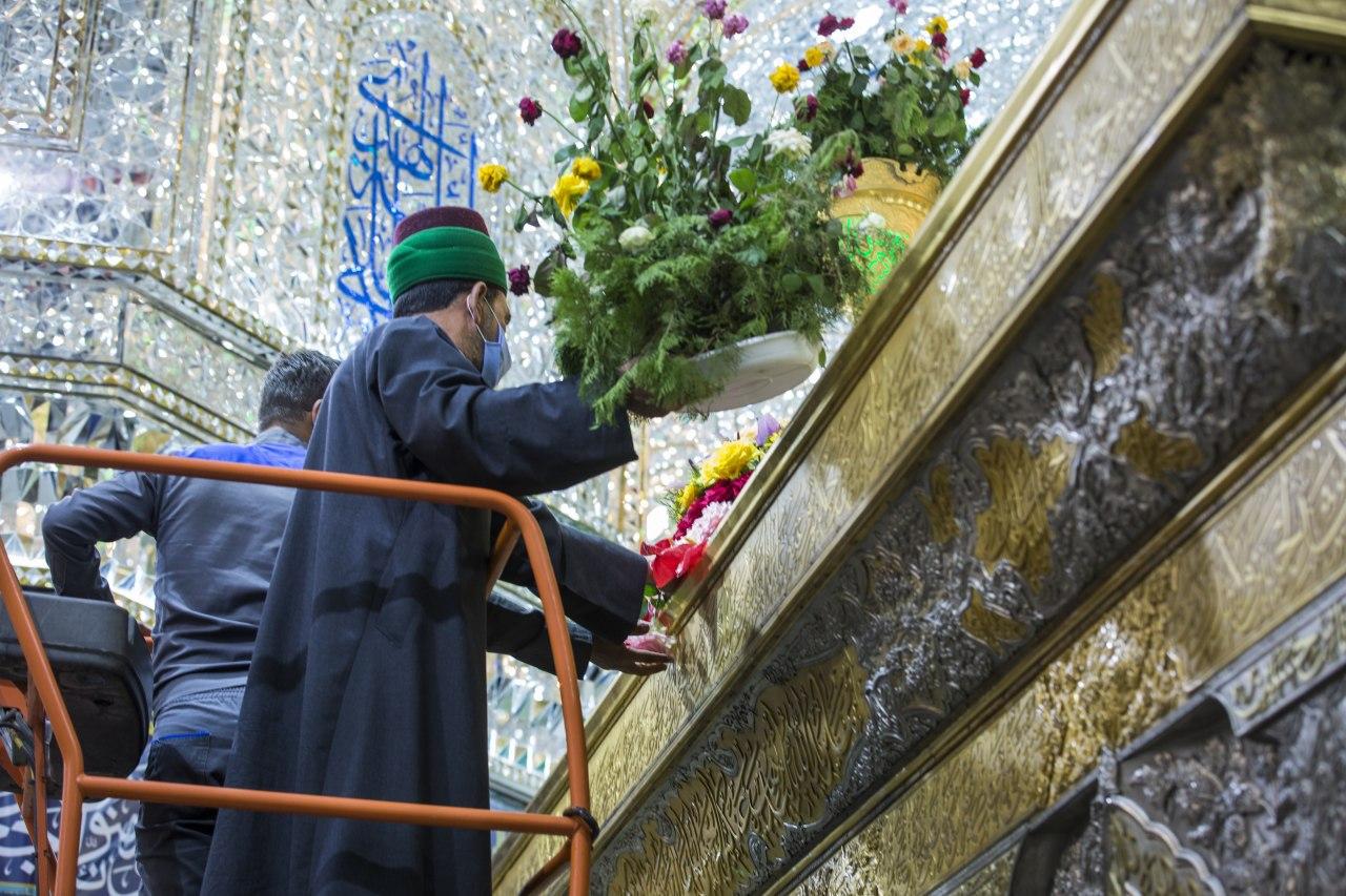 كربلاء .. تزيين ضريح الامام الحسين (ع) بالورد بمناسبة ولادة الامام الرضا (ع) .. (فيديو)