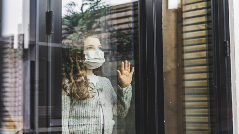 هل ينشر الأطفال "كوفيد-19"؟.. أطباء مختصون يشرحون بالتفصيل ما نعرفه حتى الآن !