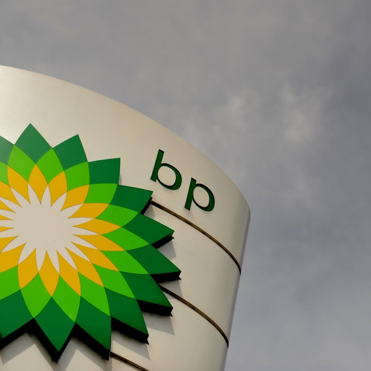 عملاق النفط البريطاني يتكبد خسارة قياسية