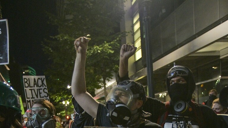 محتجون في بورتلاند الأمريكية يهاجمون مركزا للشرطة