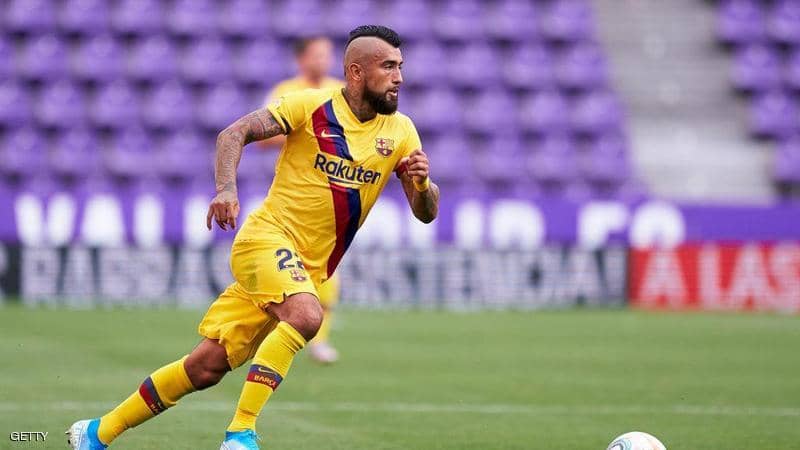 رسميا خارج أسوار برشلونة.. فيدال يعود لمدربه القديم