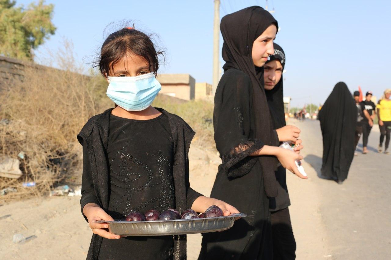 خادمات رقية.. صبيات بعمر الزهور يشاركن في السير الى كربلاء (مصور)