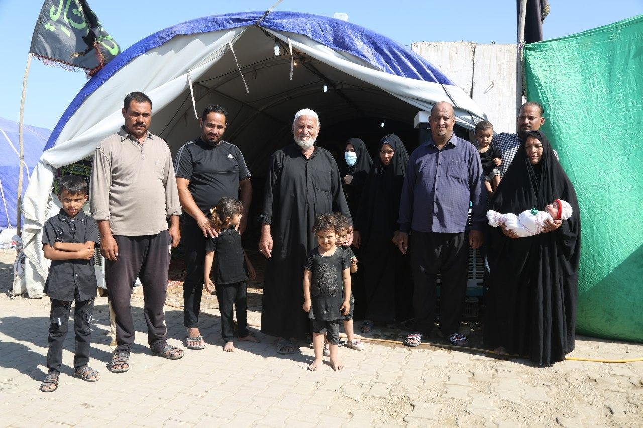 باعوا اثاثا من البيت لديمومة تقديم الخدمات.. موكب عائلي فقير يطعم الزائرين خمسون يوما (مصور)