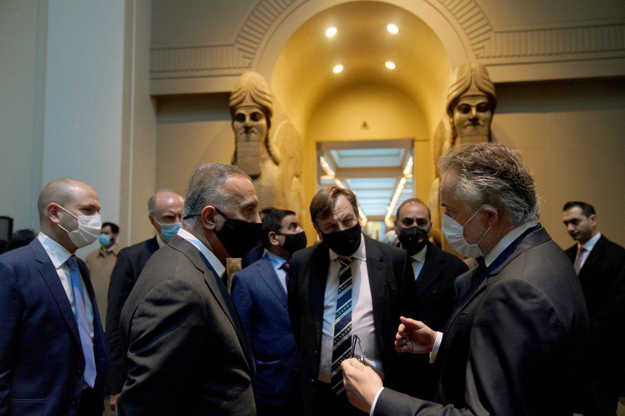 مكتب الكاظمي: بريطانيا تعتزم تسليم العراق 5 آلاف قطعة اثرية