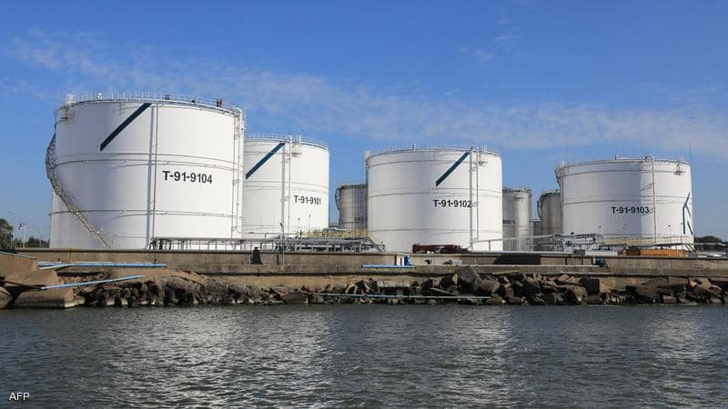 زيادة "مفاجئة" في المخزون الأميركي تهبط بالنفط