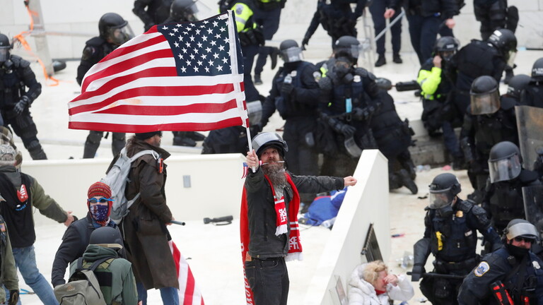 عمدة واشنطن توسع حالة الطوارئ لأسبوعين وهي المدة المتبقية للرئيس ترامب في الحكم