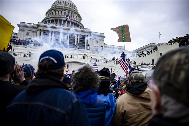 مولوتوف وقنابل انبوبية في "الكابيتول".. مقتل 4 أشخاص واعتقال 52 آخرين جراء احتجاجات واشنطن