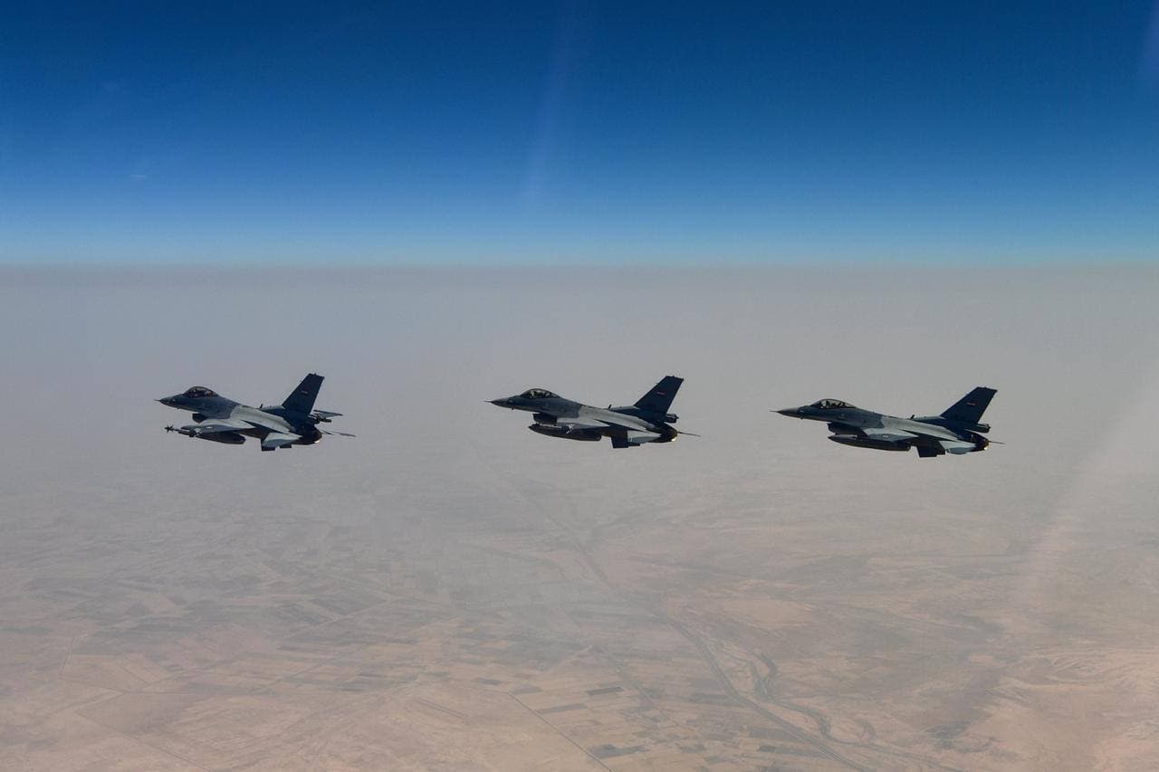 طائرات F 16 العراقية تدمر أوكاراً للإرهابين في سلسلة جبال حمرين