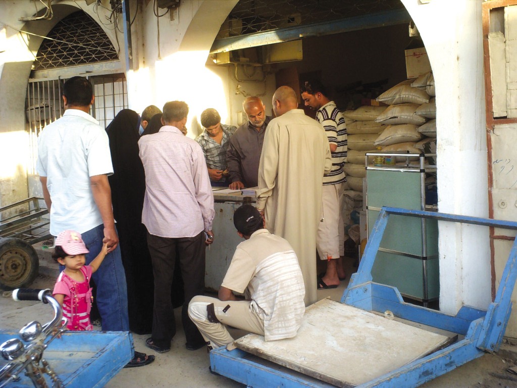 التجارة توضح حقيقة بيع مواد البطاقة التموينية في الأسواق