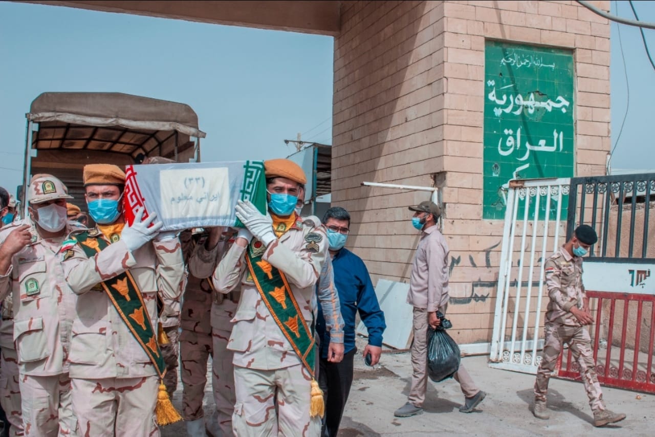 العراق وإيران يتبادلان رفات 68 عسكرياً قتلوا في حرب الثمان سنوات (صور)