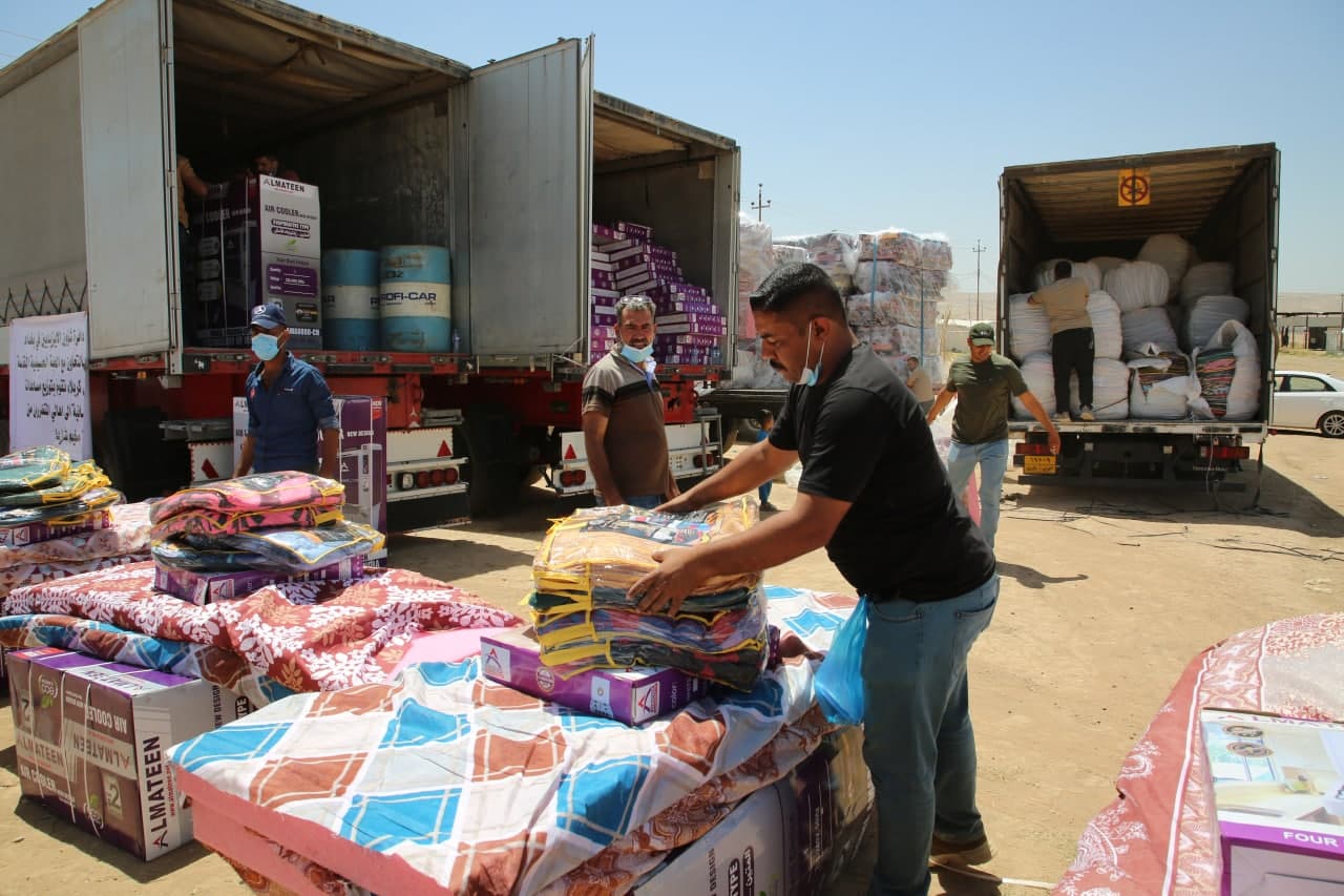 ممثل السيستاني في كربلاء يمد يد العون لـ"الايزيديين" بعد احتراق مخيماتهم في دهوك (صور)