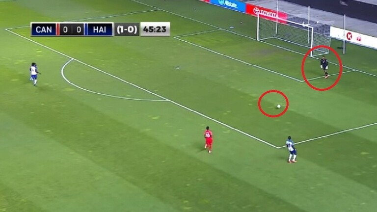 شاهد.. حارس مرمى يسجل هدفا بالخطأ في شباكه بطريقة "كوميدية" في تصفيات مونديال قطر