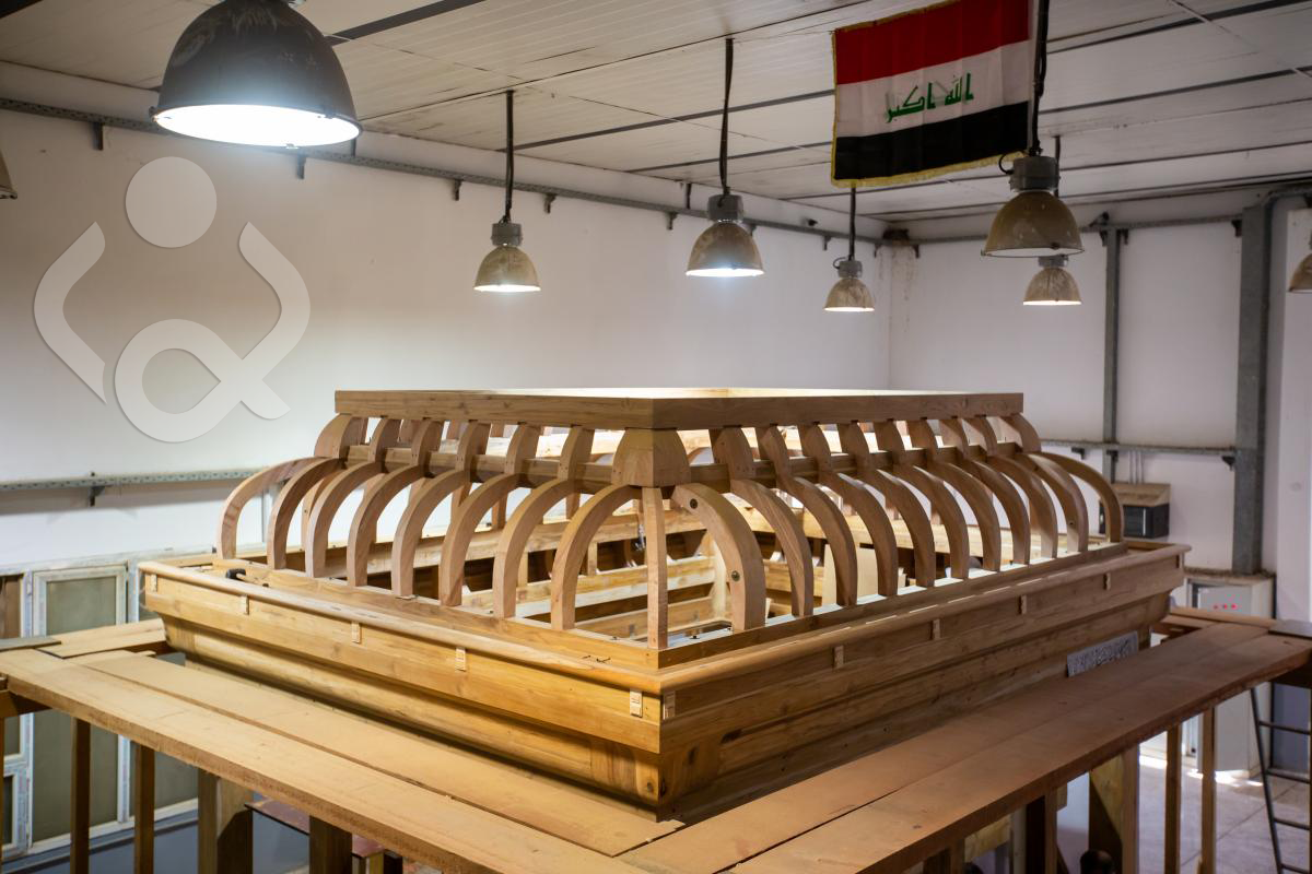 بالصور.. الانتهاءُ من صناعة الهيكل الخشبيّ لشبّاك مرقد السيّدة زينب (عليها السلام)