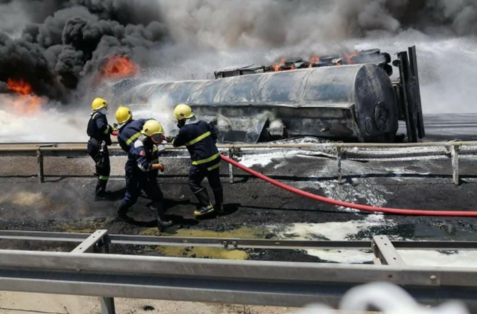 حريق في "صهريج نفطي" يقطع طريق رئيسي والدفاع المدني يتدخل