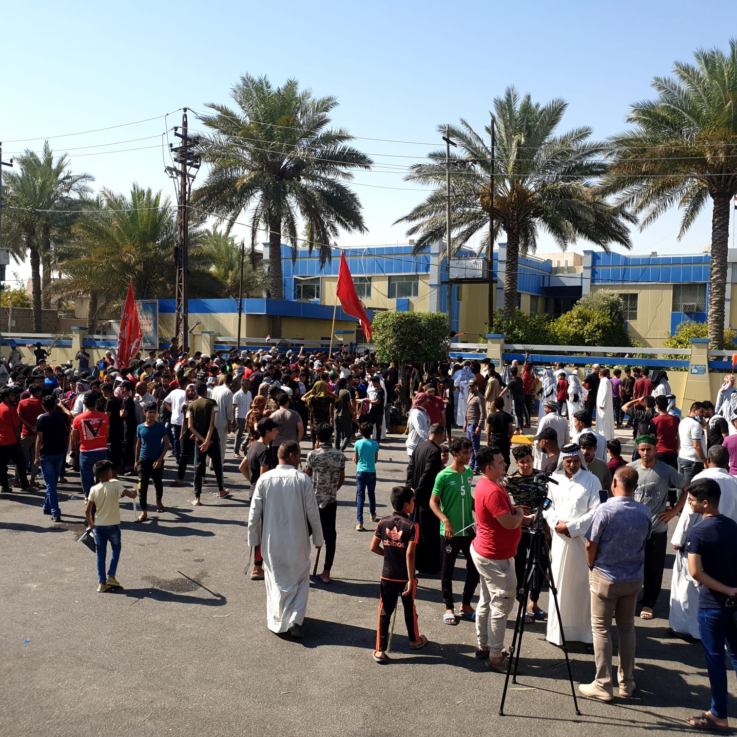 احتجاجا على انقطاع المياه عن مناطقهم.. العشرات يتظاهرون وسط كربلاء