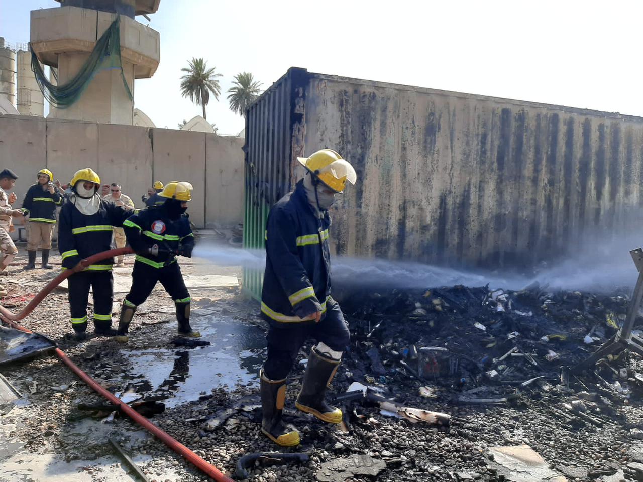 قبل حدوث الكارثة.. الدفاع المدني تخمد حريقاً وسط بغداد (صور)